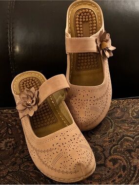 New w/o tags Alicegana close toed sandals, size 40 (7 1/2 -8 in US)